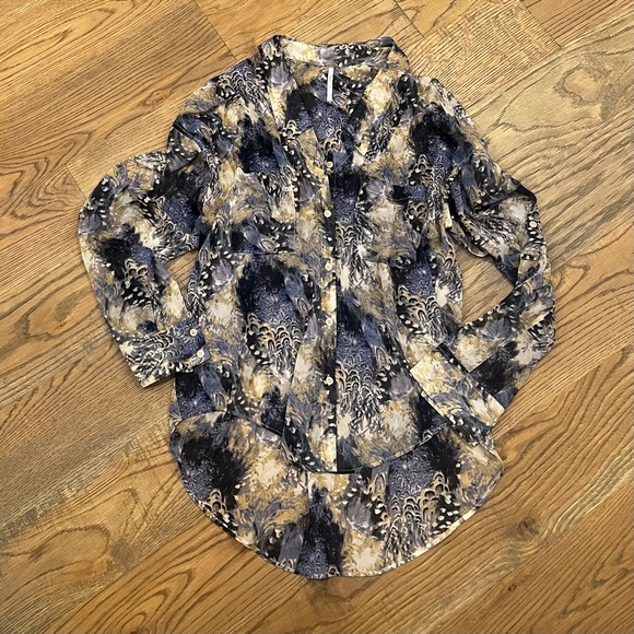 EUC ✵☽Free People☾✵ Sheer Button Down Blouse | Blue Roll Tab Animal Top | XS - Picture 14 of 15